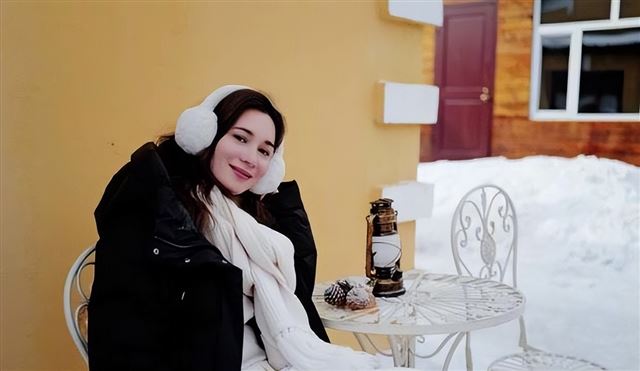 韩庚晒出自己拍摄卢靖姗美照 镜头里美得大气明媚