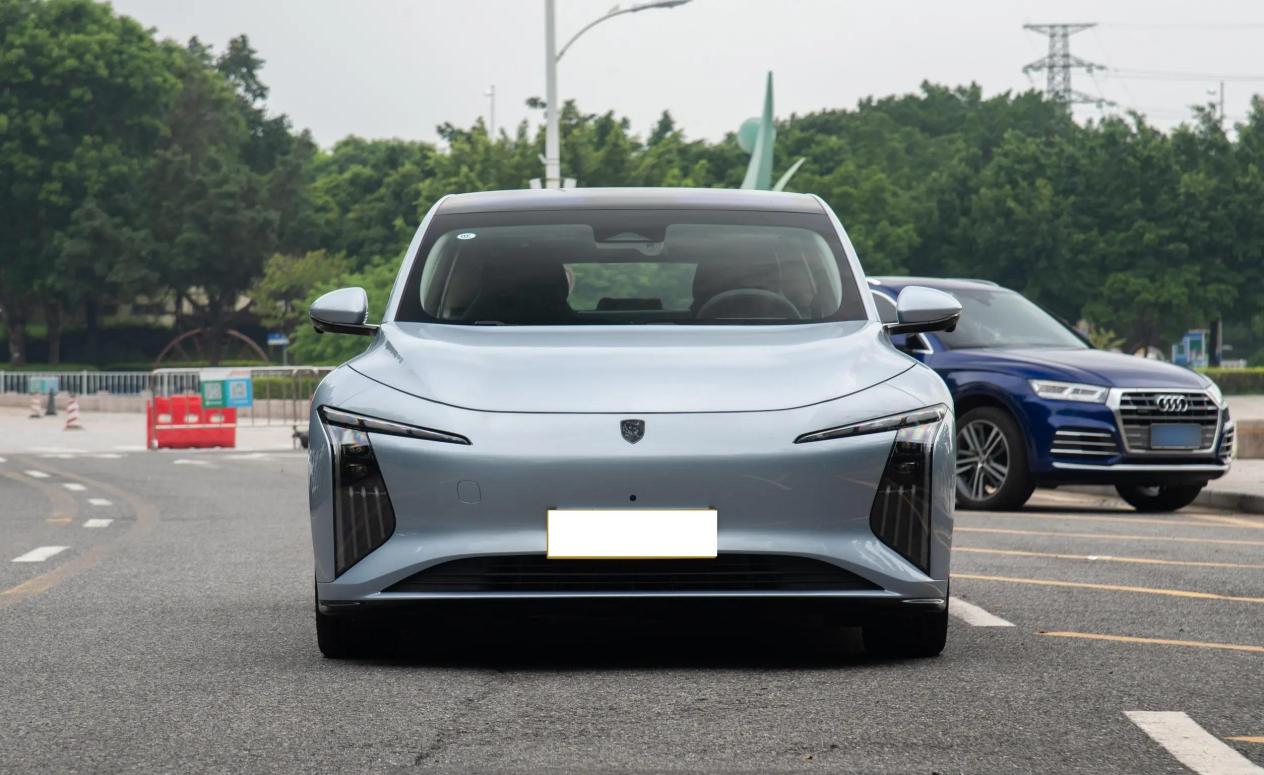 纯电中大型车才11.98万，6.67秒破百，续航555千米，比秦L亲民