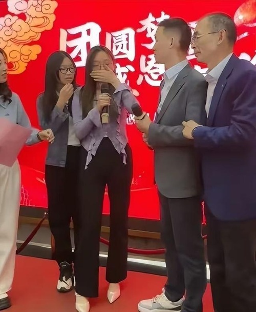 谢浩男父子与媒体联播,谢爸首次回应妻子和私生子,原照片是关键