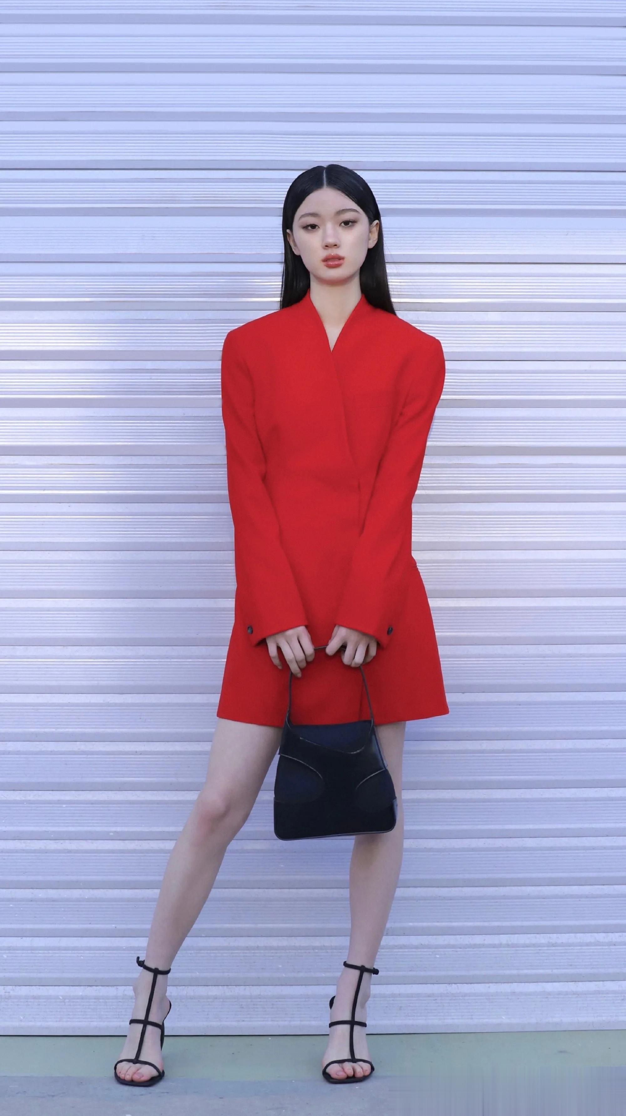 01年的单依纯没想到就这么性感了