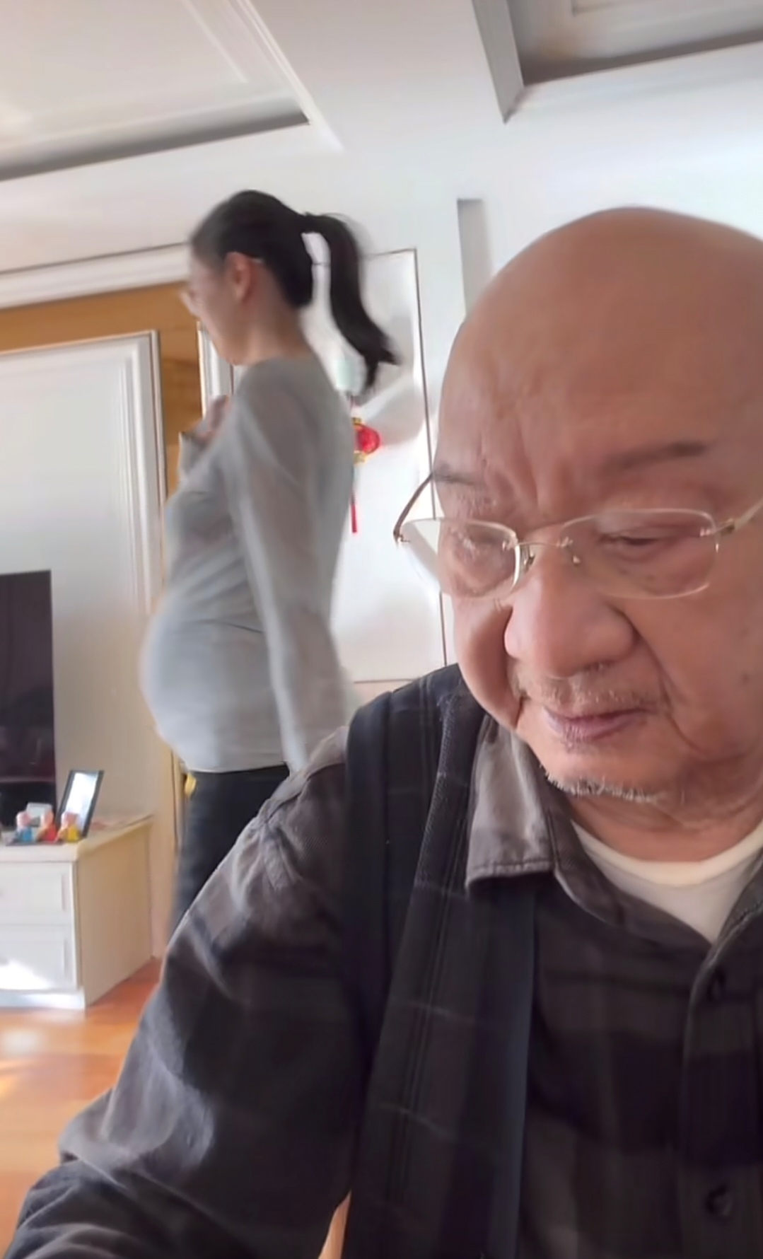 青翼蝠王韦一笑扮演者刘长生元旦尽享天伦之乐，小儿子迎三胎