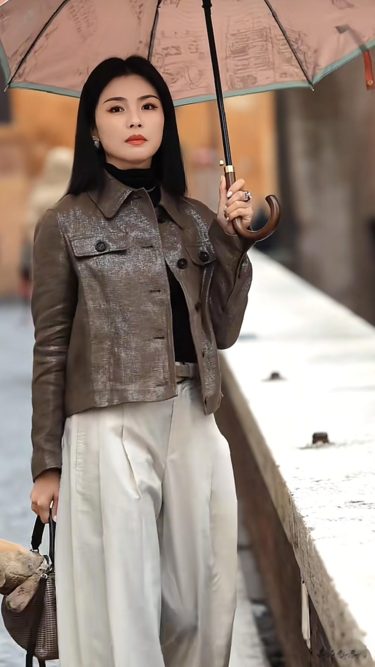 47岁刘涛街头穿搭:皮夹克+阔腿裤,时髦干练,气场强大又飒又美