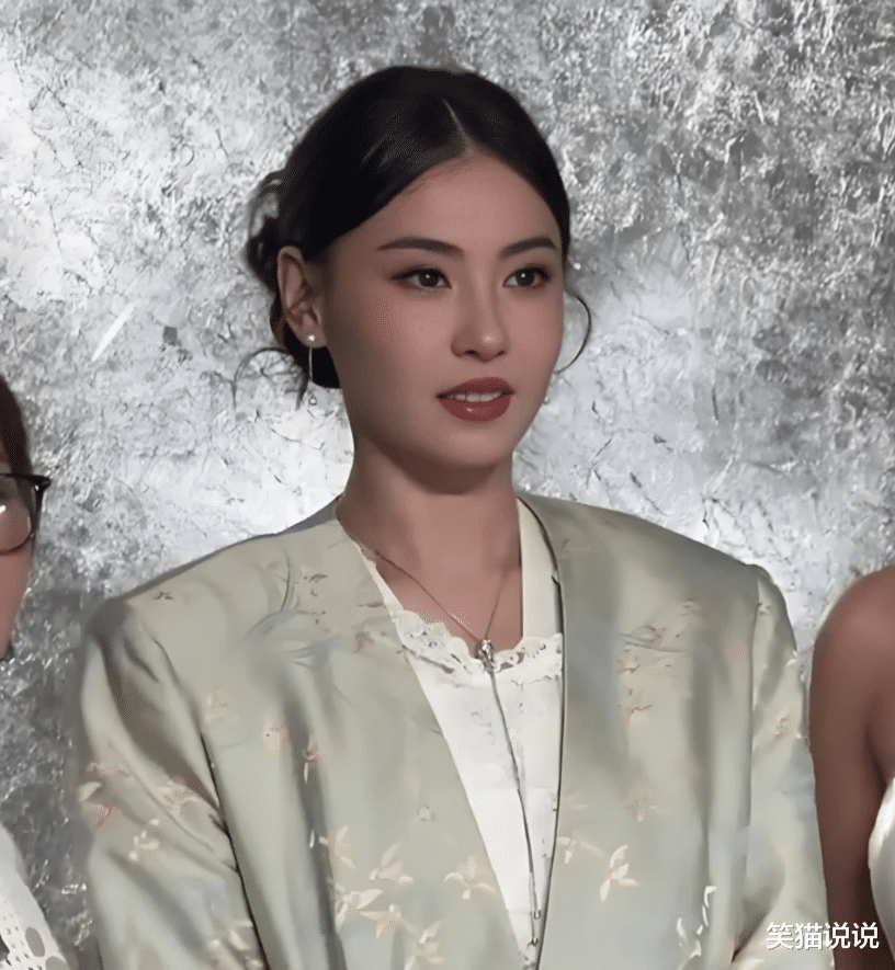 45岁张柏芝出席活动：长发挽起显端庄，皮肤紧致状态佳