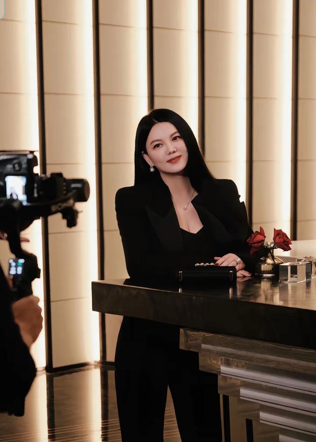 李湘带王诗龄混进英国上流圈!与卡米拉王后热聊,钻石戒指抢镜