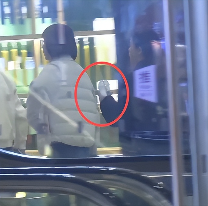 黄渤一家3口在逛街！小欧身材苗条似少女，女儿身高170也是凸嘴巴