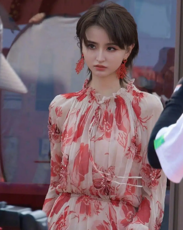 金子涵，172身高颜值精致，多栖发展的优秀艺人，你喜欢她吗？