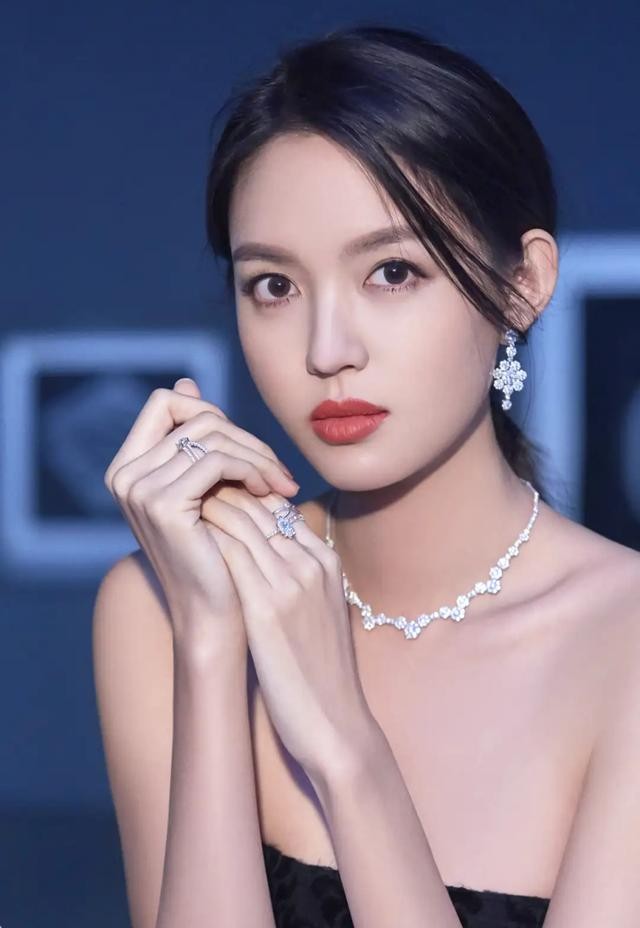 中国第一位世界小姐怀孕六个月上春晚稳居C位，艳压奚梦瑶、何穗