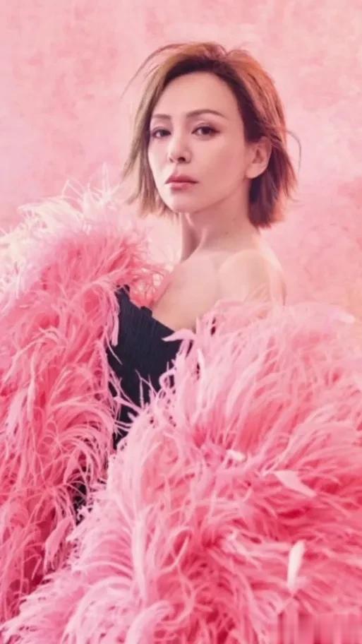 “雪姨”王琳穿短裙纷纱走秀冻龄状态引热议