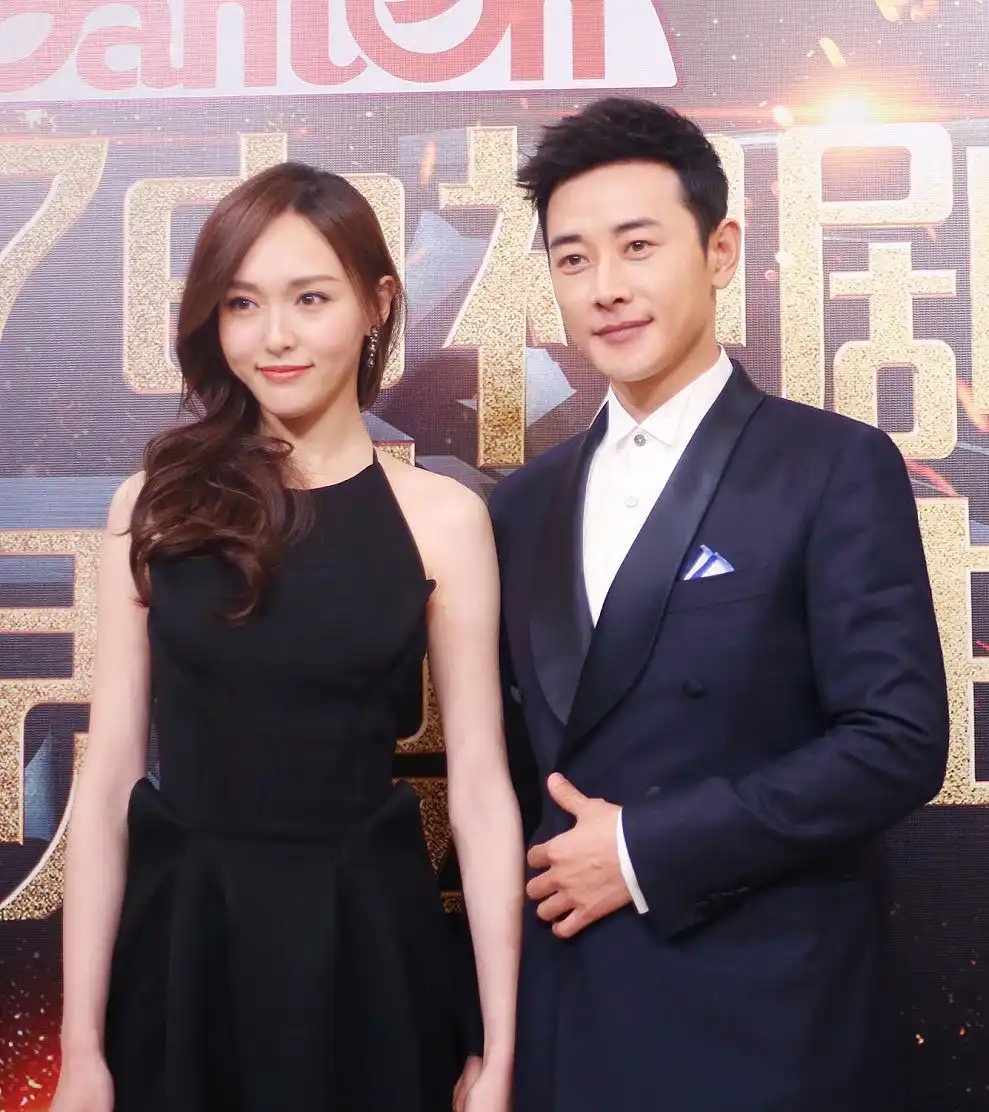 罗晋父亲追悼会！唐嫣父亲疑似现身，穿黑衣神色肃穆，明道也去了