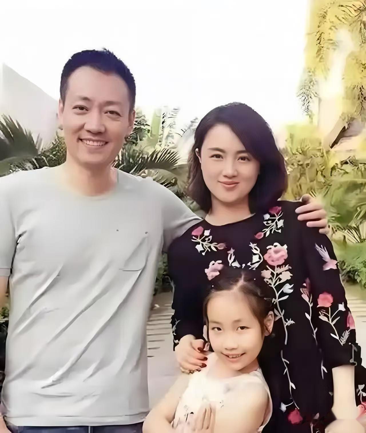 《小城大事》工作人员晒朱媛媛合照，透露拍戏期间辛柏青全程陪伴