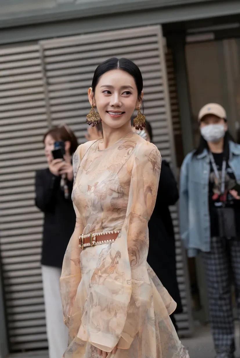 秋瓷炫巴黎时装周压轴登场，透视纱裙配腰封美到窒息，生图绝了！