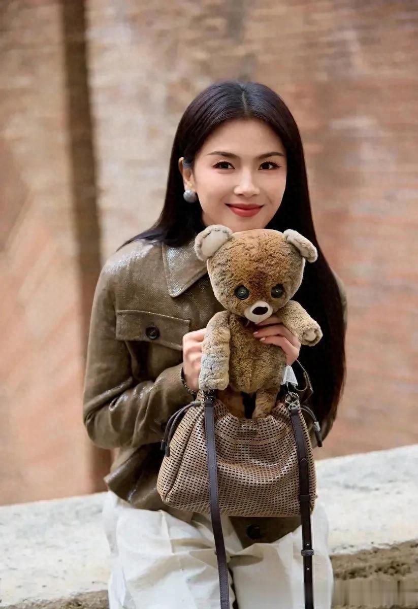 刘涛换风格后真时髦!棕色皮衣+阔腿裤+短靴,洋气又高级!