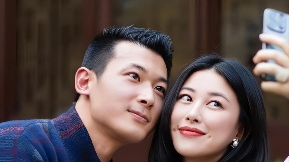 ?朱珠回应挤开老公：风太大急着扫码，老公神补刀要背记录仪