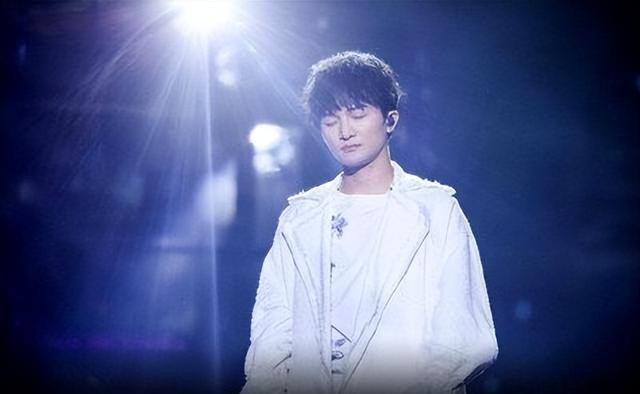 这次被新华社点名的周深,再次让世界刮目相看,歌坛地位藏不住了