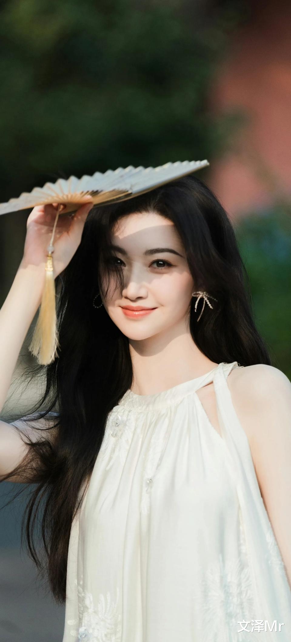 景甜一袭米白色挂脖长裙,轻盈又别致,温婉气质尽显东方魅力