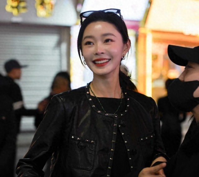 宋轶竟然这么高，在人群中好突出，穿搭也越来越白敬亭化了