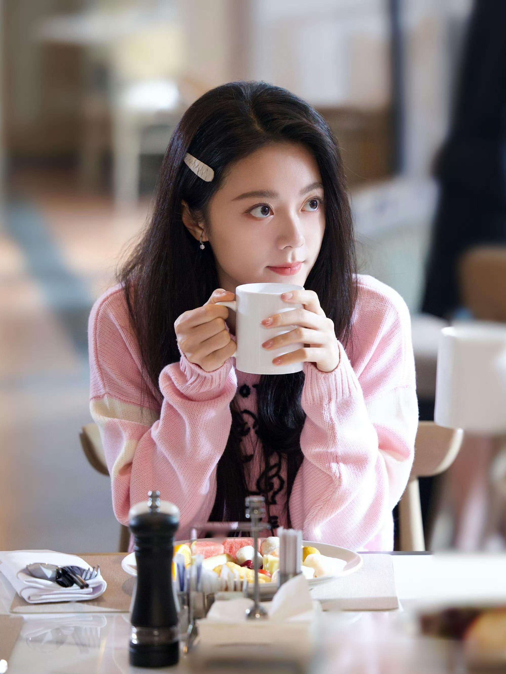 女星赵今麦靓丽风采，充满青春活力气息！