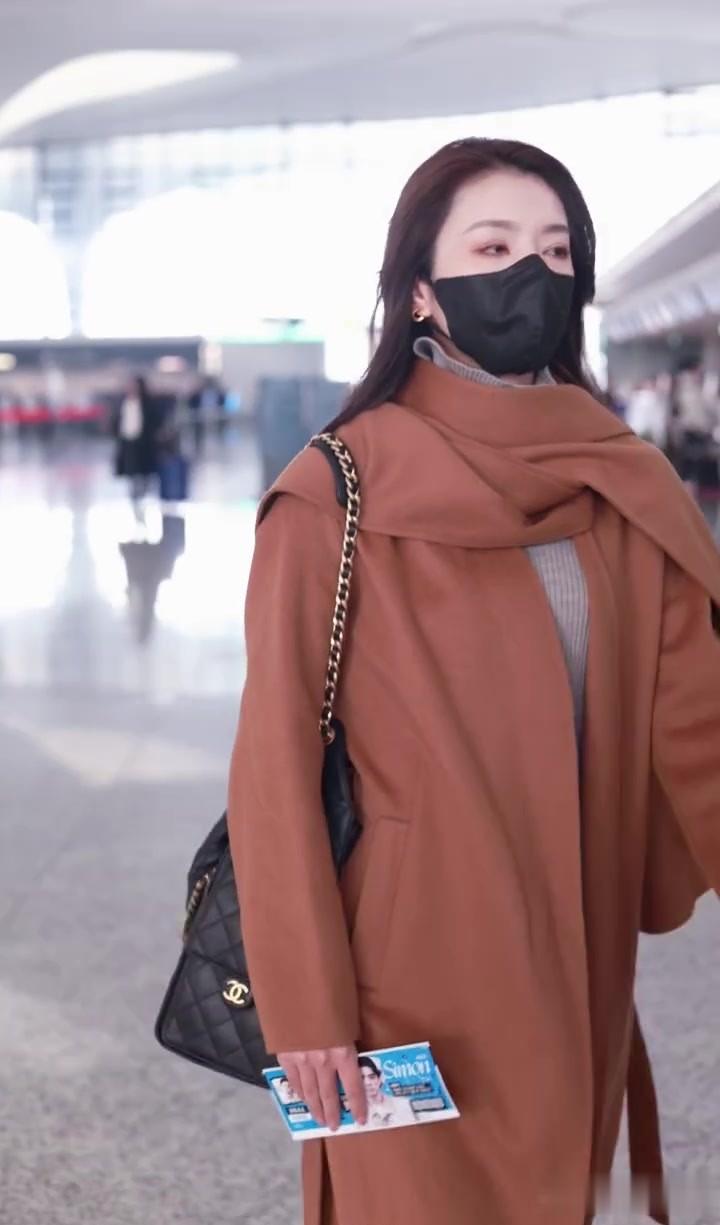 李云霄杭州机场被偶遇，穿棕色翻领长款大衣，好温柔气质美到犯规