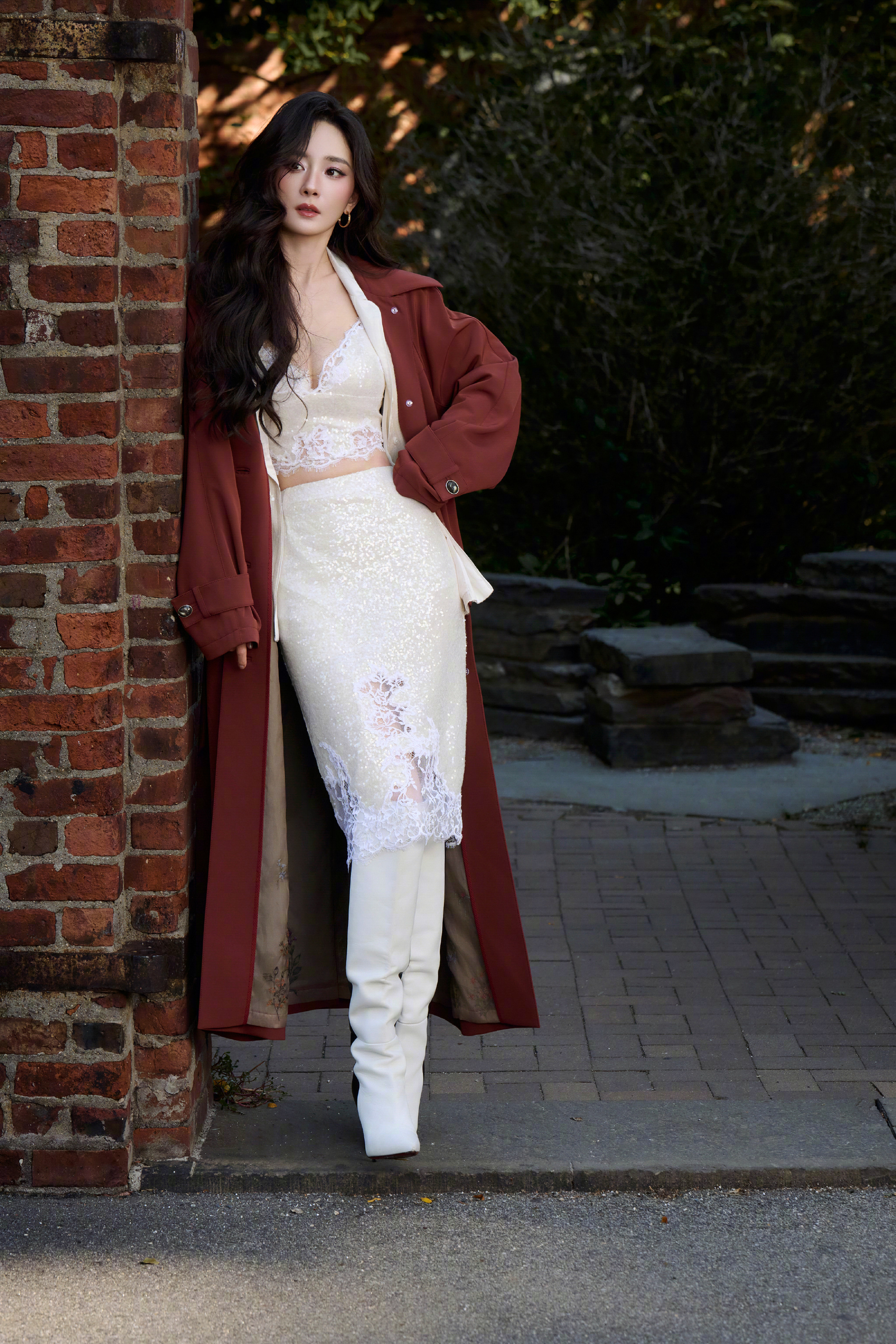 杨幂维密大秀同款漫步街头，肆意散发迷人魅力