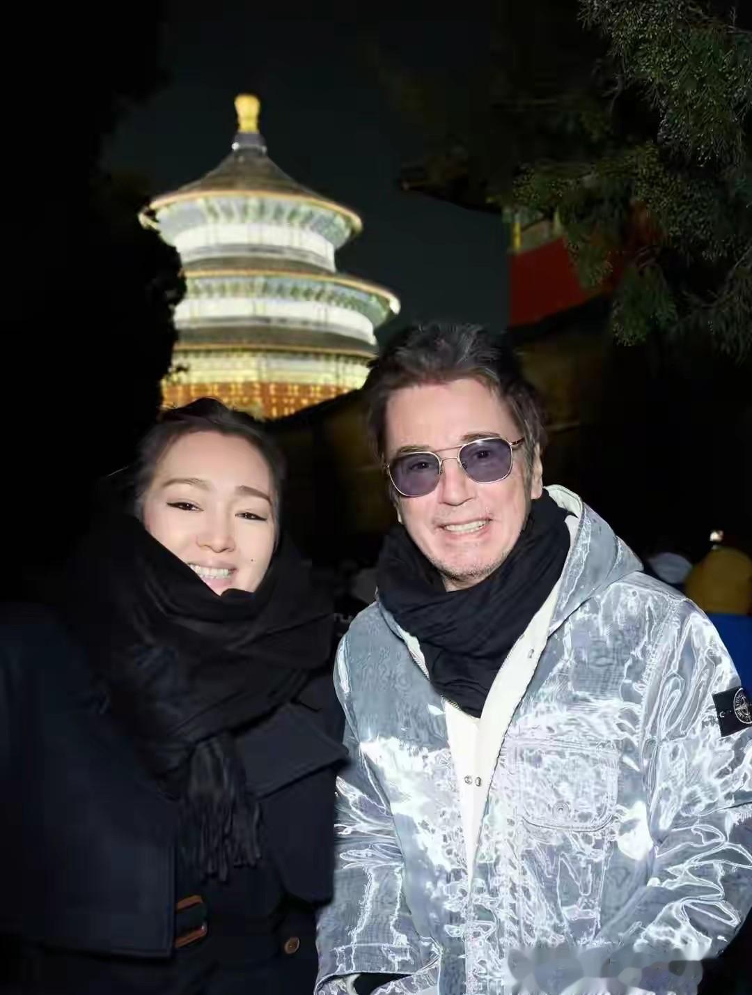 59岁巩俐带77岁老公逛北京，打卡中轴线，甜蜜互动好般配