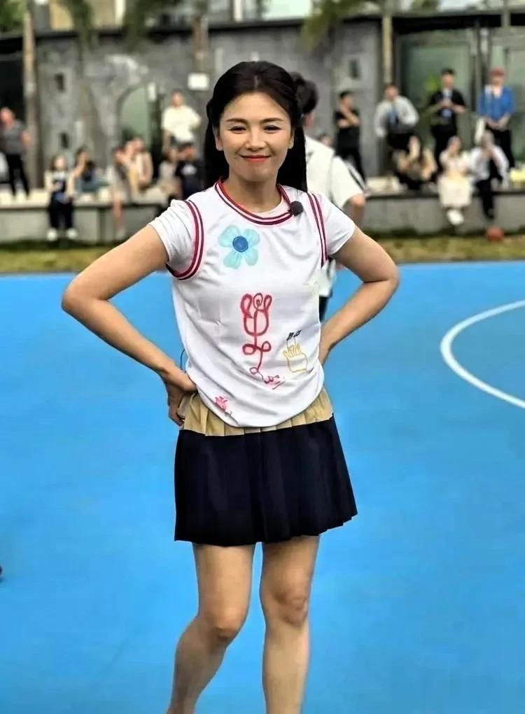 47岁刘涛穿迷你短裙扎公主头打篮球，端庄优雅，状态身材真不错