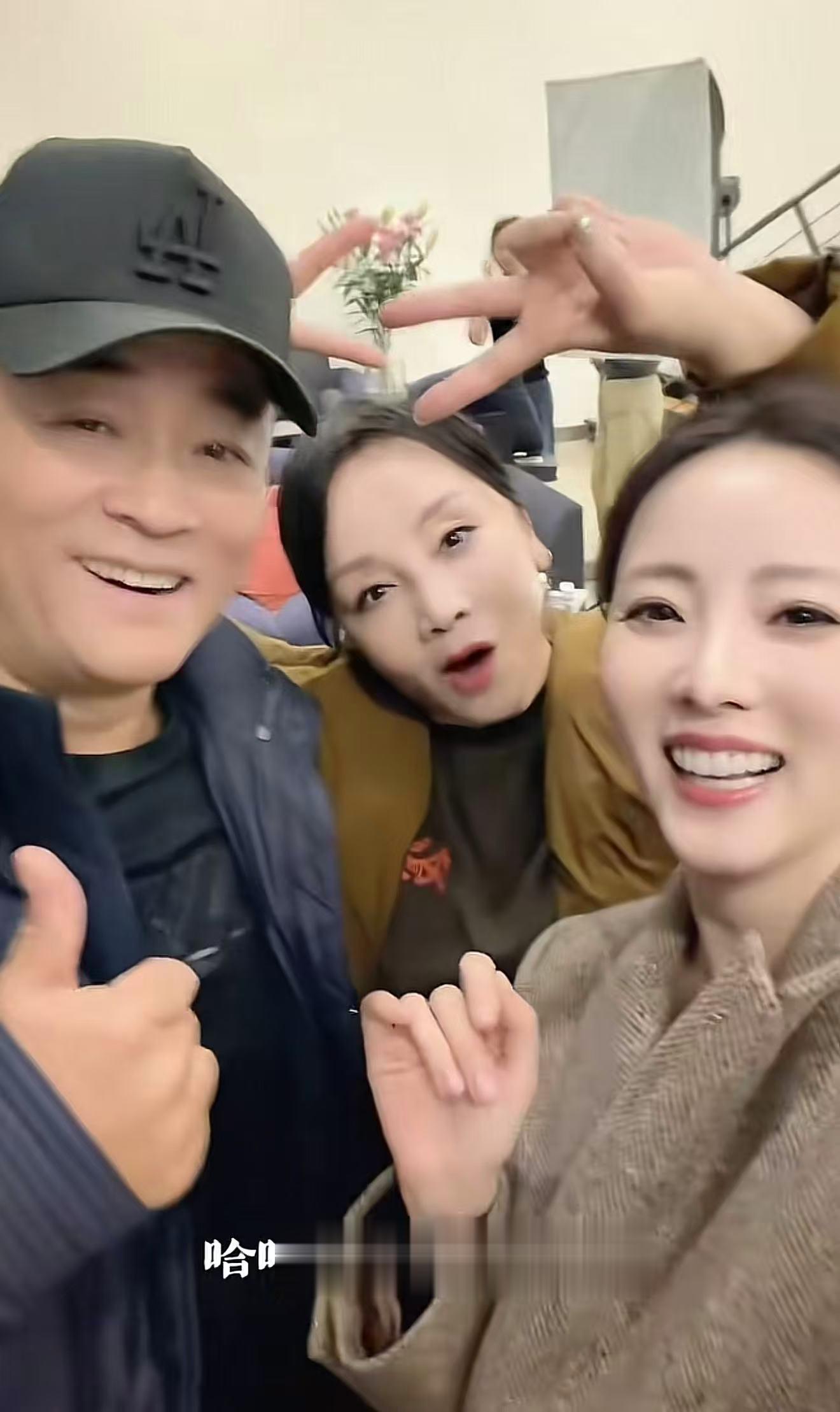 李思思带父母拍全家福，李父罕露面很年轻，一家人同框都是高颜值