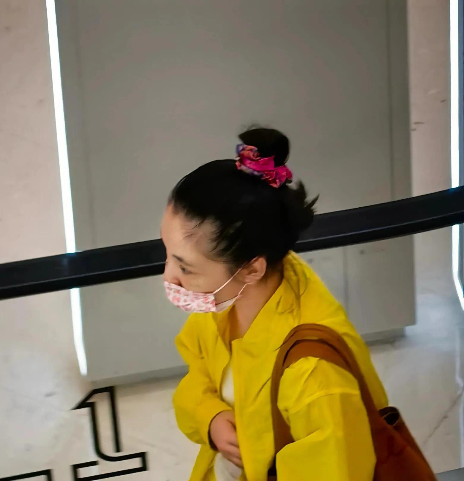 吴倩带着女儿在武汉逛街，她扎着丸子头没有少女感，妈味儿很重！