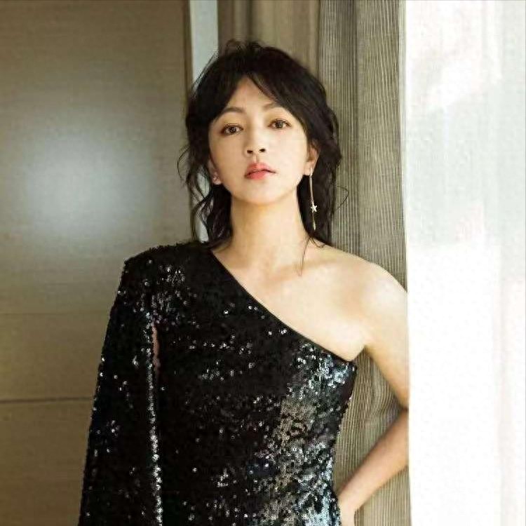 她曾被陈坤陆毅追求，最后却嫁给“丑丈夫”，今掌管半个娱乐圈