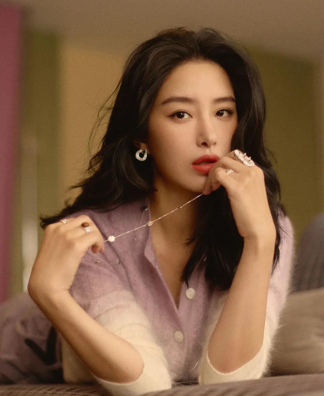 杨采钰生子后首公开露面!35度高温穿毛衣敬业,有种血气十足的美