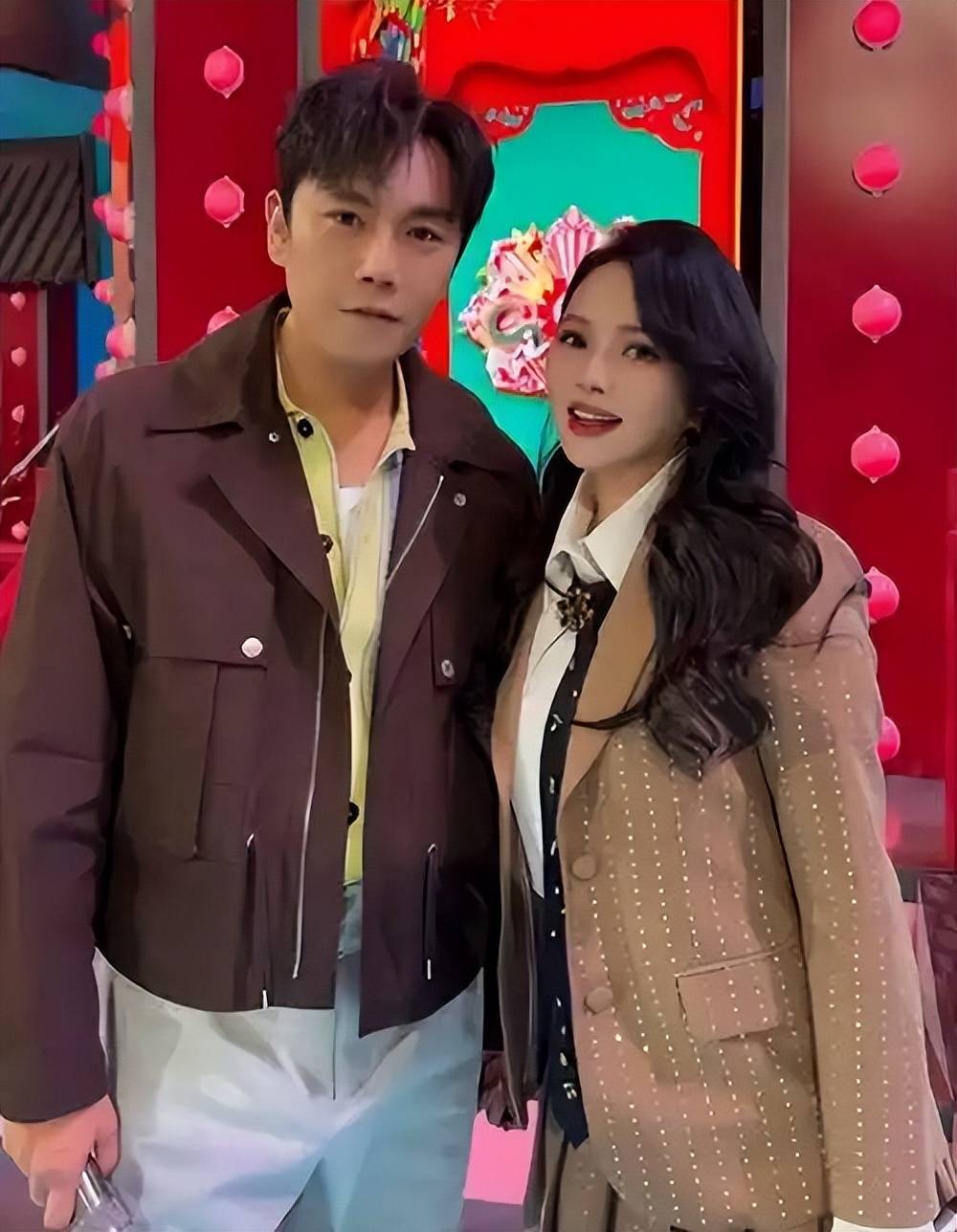 伊能静带女儿探班老公，秦昊出手阔绰，安排家人住昂贵的水底套房