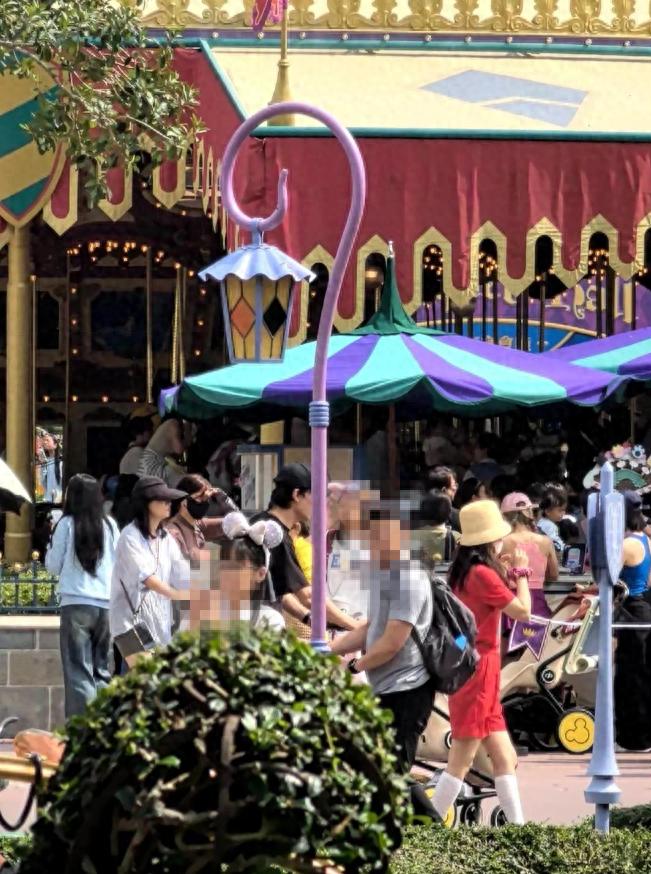 吴倩和前夫香港带娃！穿得减龄带女儿迪士尼游玩，似和张雨剑复合