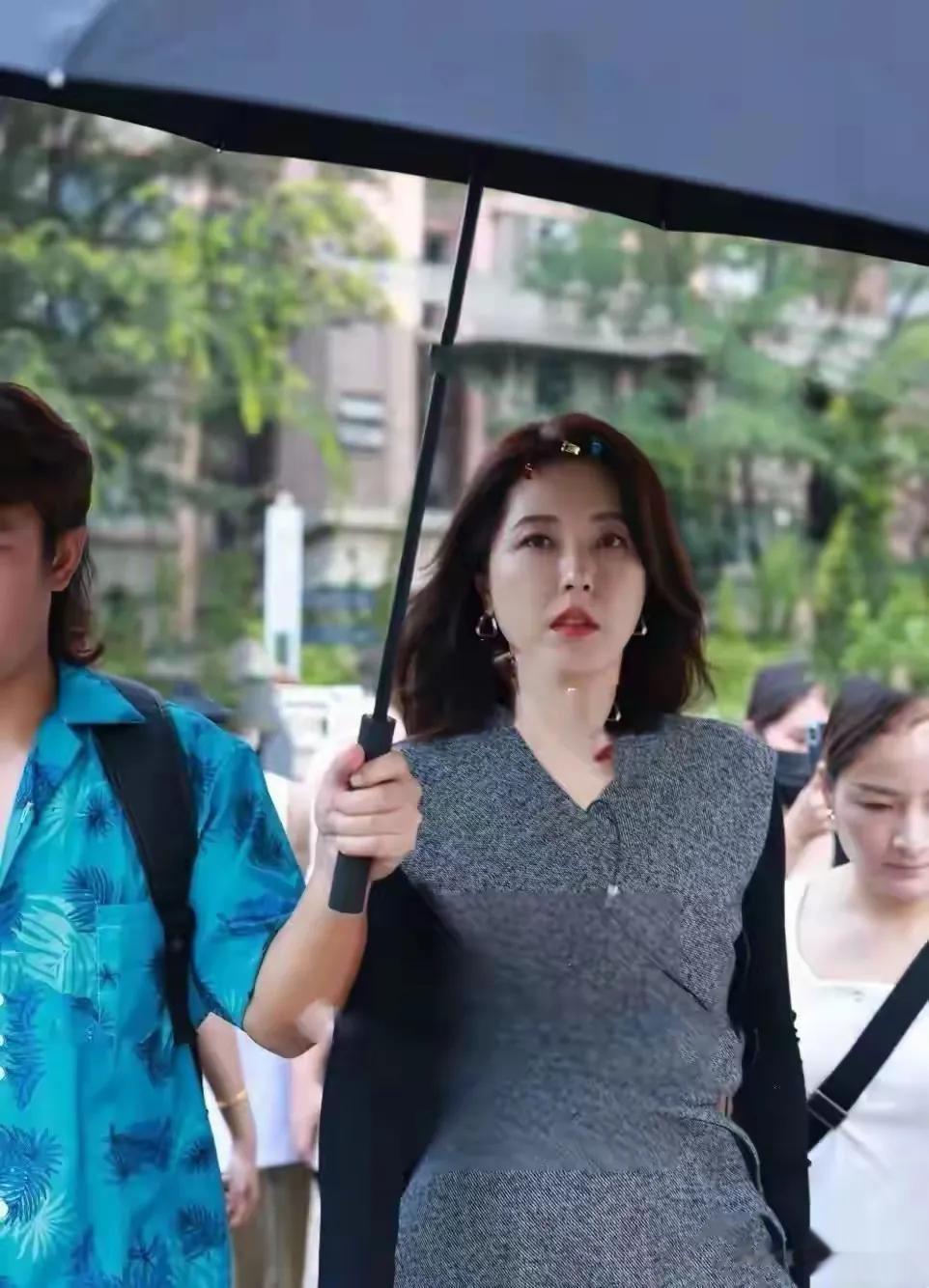 明星无滤镜后,李宇春大象腿,周迅似小老太,蔡明黑得像非洲人