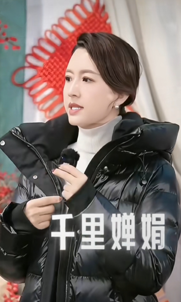 张蕾亮相冬日暖阳活动，简约白高领毛衣配黑羽绒服气质优雅又美丽