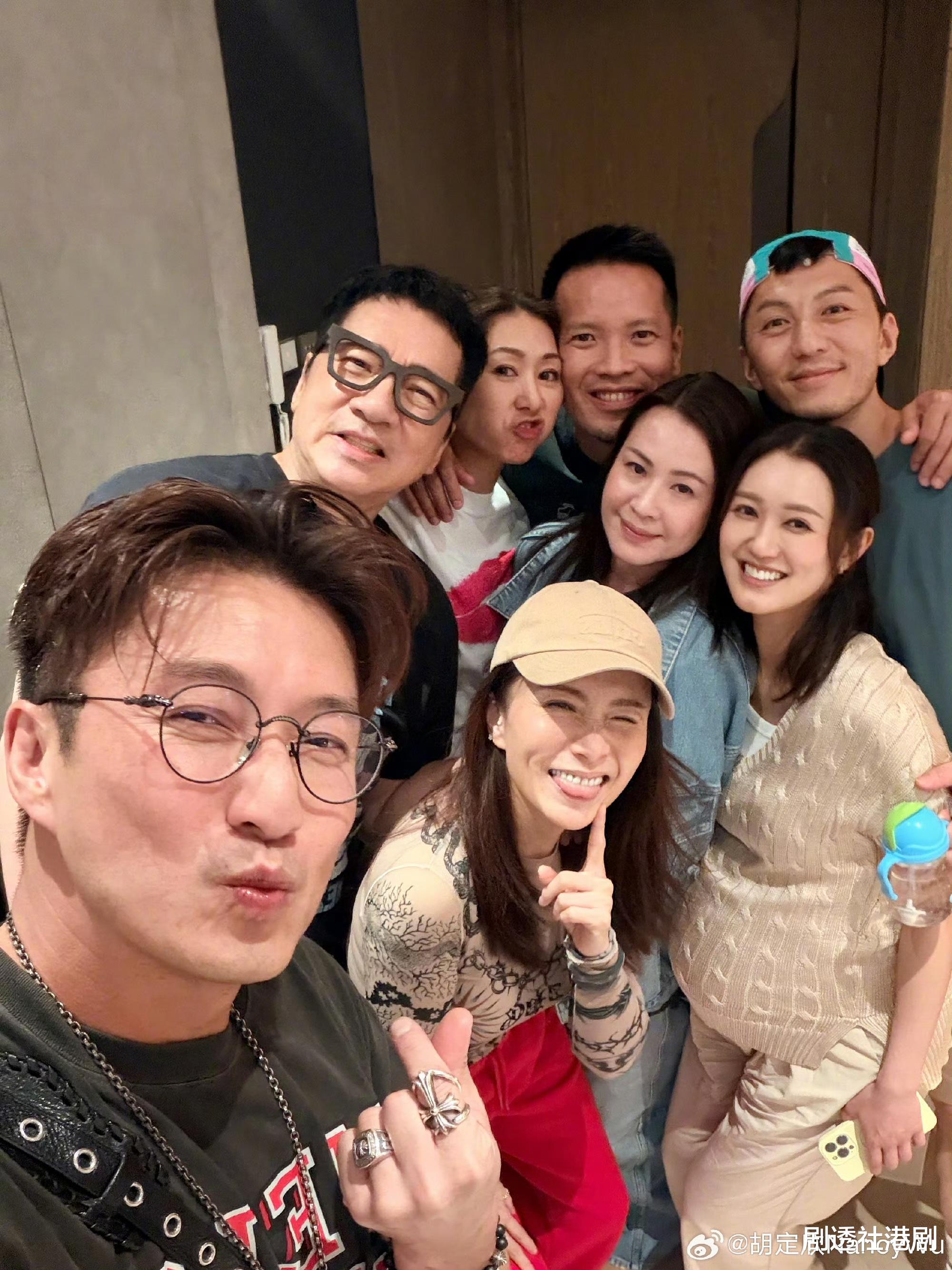 TVB视后晒家中新置圣诞树！意外曝光豪宅内景，两个月前突爆婚讯