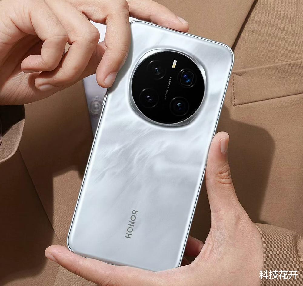 荣耀打响“618价格战”!顶配旗舰跌价1330元,16GB+1TB+卫星通信