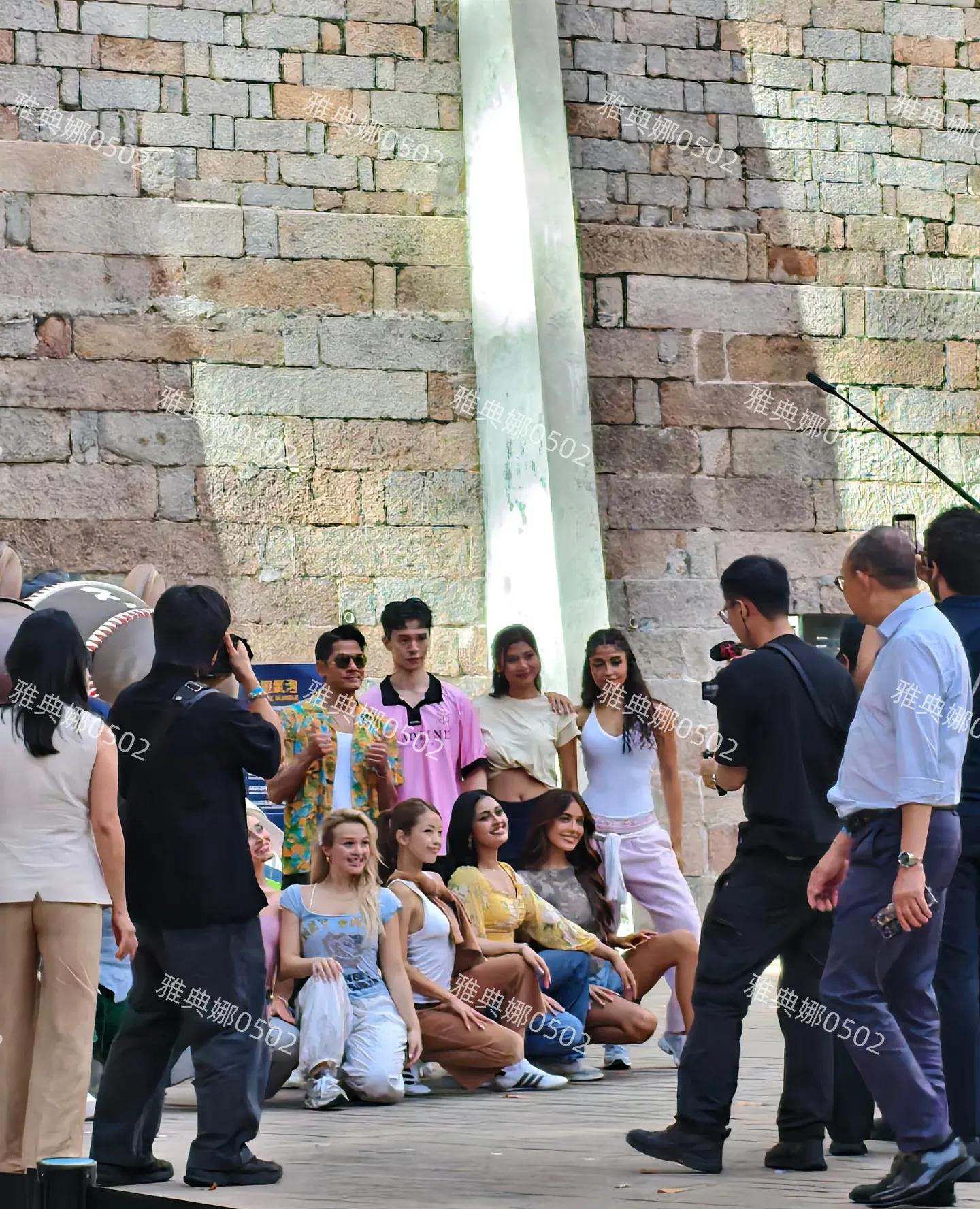 香港大馆偶遇郭富城跟一群漂亮的外国女孩拍合影,状态不输年轻人