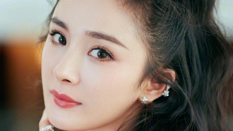 杨幂钟楚曦杂志撞衫：风格各异，揭开内娱多元发展面纱