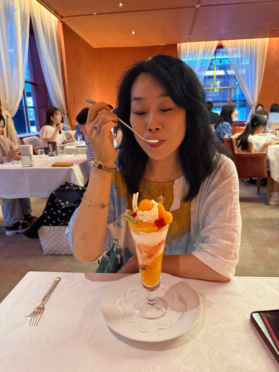 张馨予晒妈妈织的围巾！随手一披美的惊艳，还被称呼为宝宝好幸福