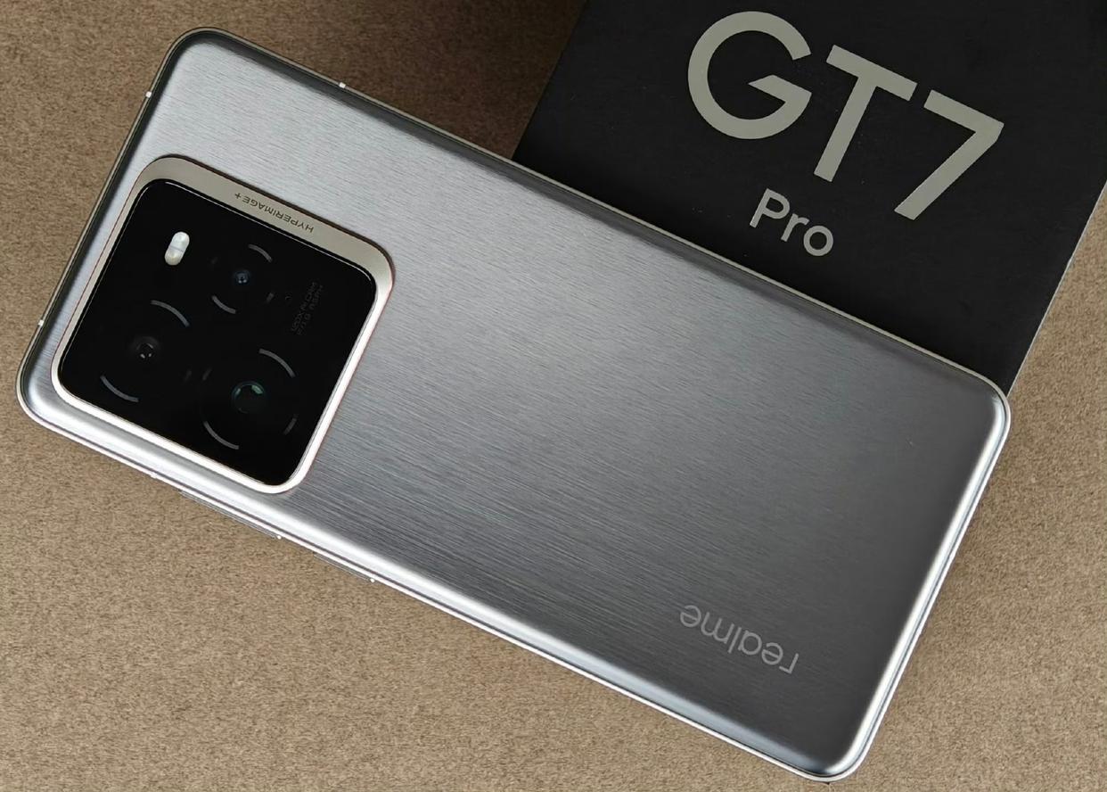 性价比超高的骁龙8至尊版手机,120倍变焦+IP69防水,价格很香!