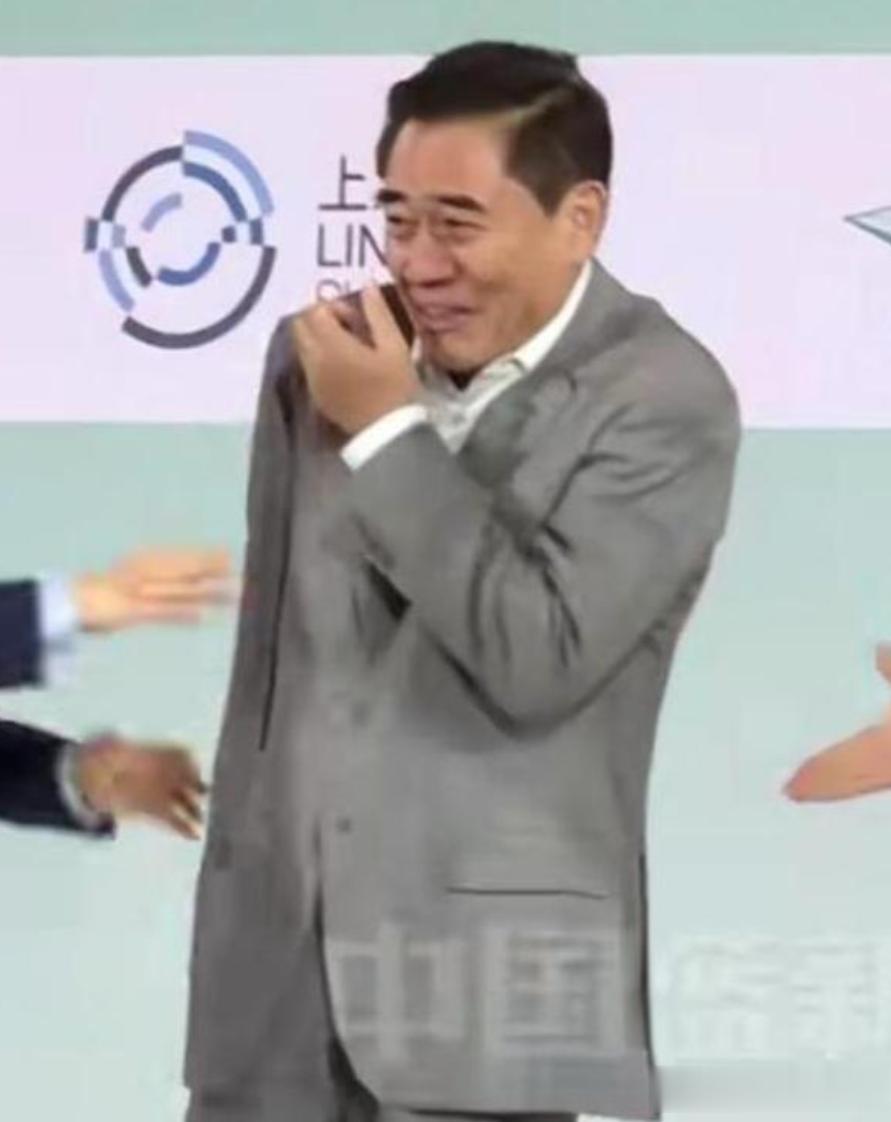 69岁陈宝国出席活动,缩着脖子,行动不是很流畅,疑似中风过