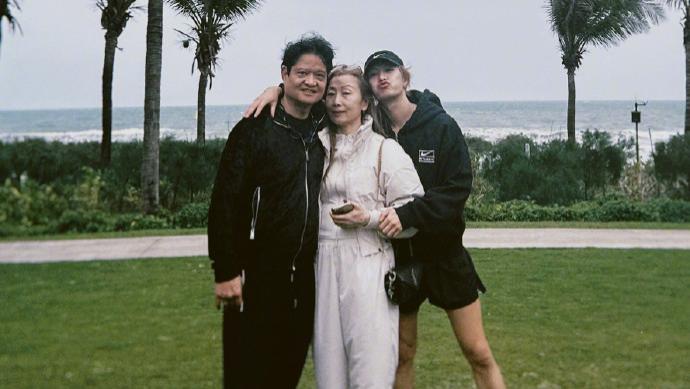 王嘉尔晒出全家福，爸妈颜值和时尚感直接拉满！