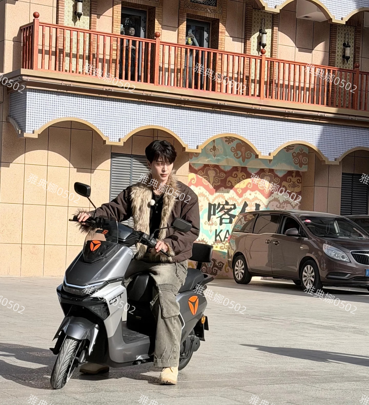 喀什古城偶遇跑男录综艺，白鹿好美，范丞丞和李晨互动居然不尴尬