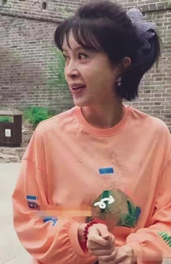 她是如何做到的?50岁金巧巧身材吊打少女,仅仅只脸出卖年龄。