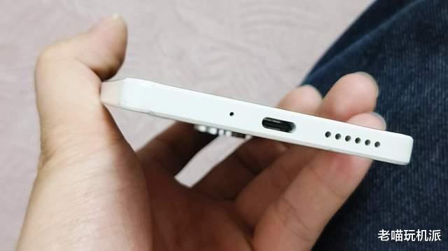 一亿像素后置镜头拍照清晰，这款国产千元机，玻璃后盖颜值更出众