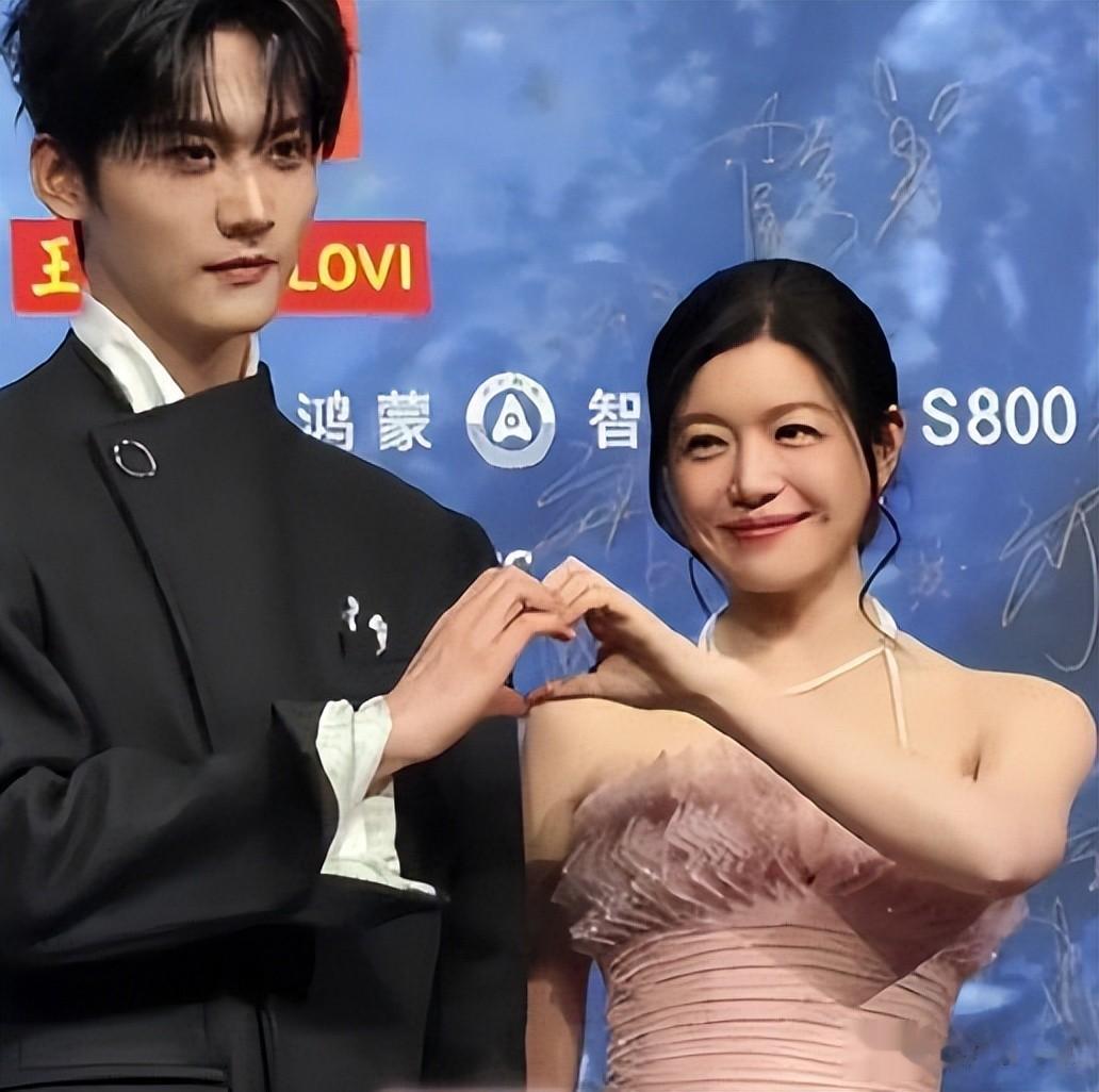 离婚1年不到，与周柯宇手牵手亮相的陈妍希，事业上蒸蒸日上