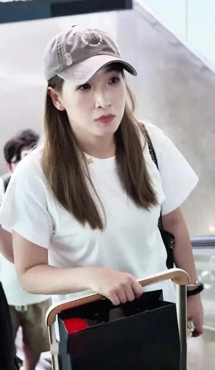 刘诗雯机场穿搭，白短袖配黑喇叭裤，简约又时尚