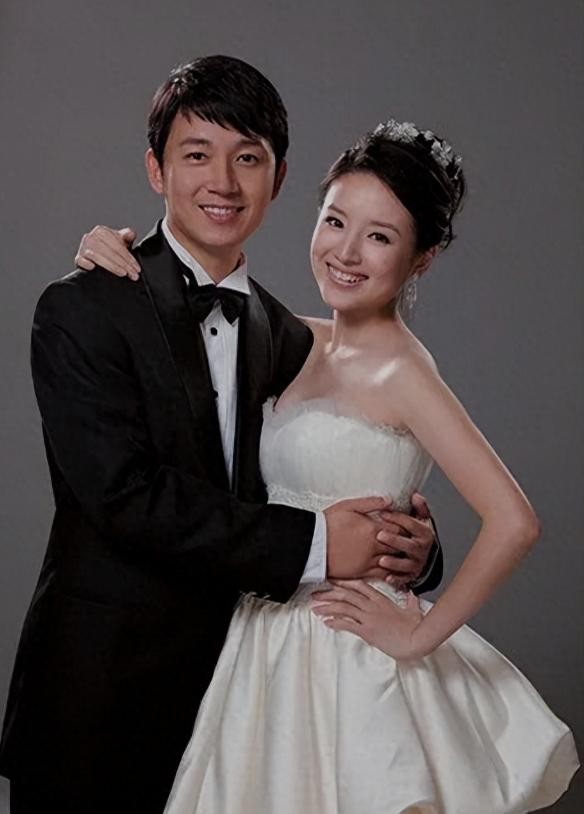 老了也是法拉利！50岁崔智友和45岁董洁一身白衣，各有各的高级