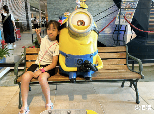 岳云鹏五一带女儿工作,13岁麓一大脸盘却不胖,不算漂亮但很讨喜