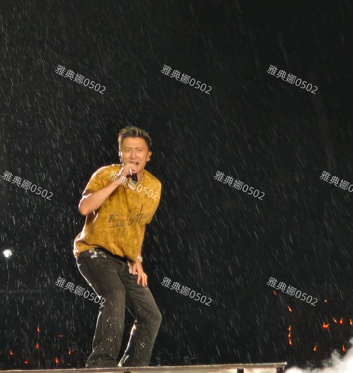 谢霆锋广州演唱会好燃，45岁的他年轻帅气就是个子太矮了腿太短了