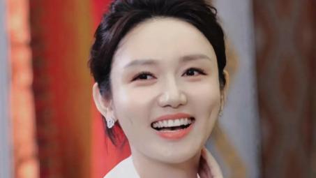 央视主持龙洋三亚穿搭，35岁还是这么美，笑起来还有酒窝